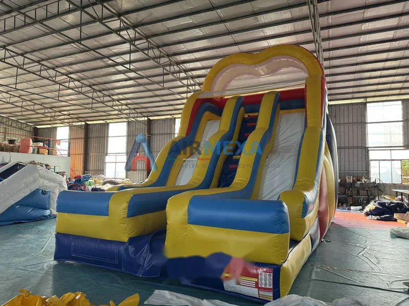 Resbaladilla inflable de doble carril comercial instalada en evento al aire libre