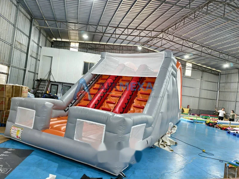 Resbaladilla inflable larga gris y naranja de 14 metros instalada en evento