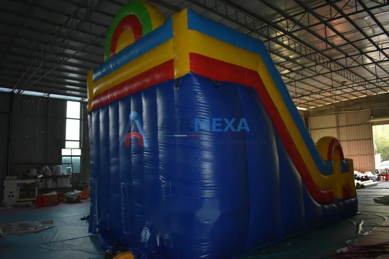 Resbaladilla inflable grande y colorida instalada en jardín para evento