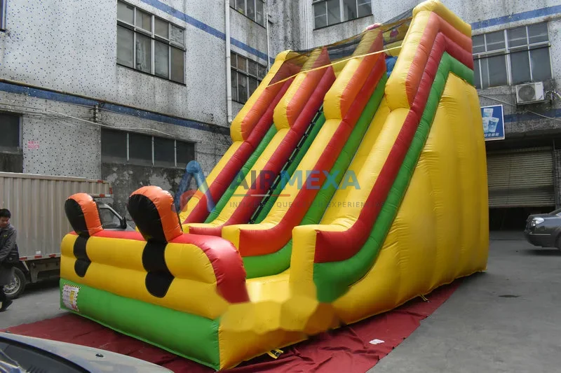 Resbaladilla inflable temática de payaso instalada en evento, vista frontal