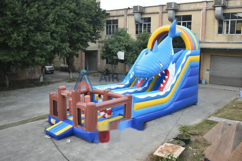 Resbaladilla inflable temática de tiburón 4 en 1 con área de brincolín y obstáculos