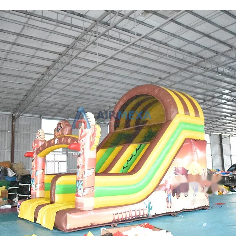 Resbaladilla inflable con temática vaquera de 6x4x5 metros en evento al aire libre