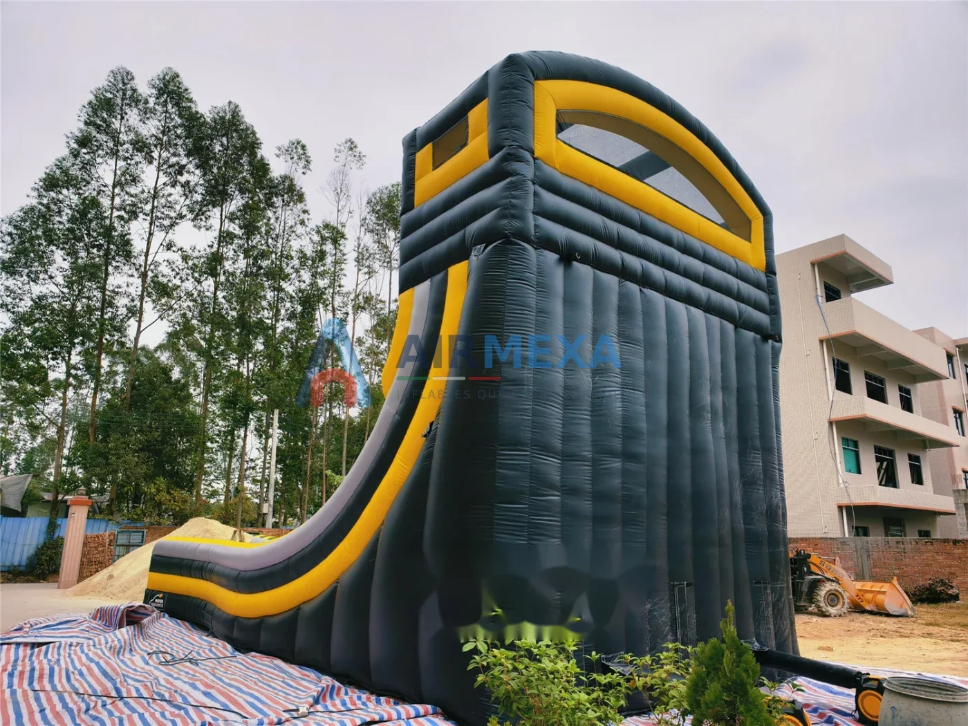 Resbaladilla inflable doble carril con temática tóxica instalada en balneario