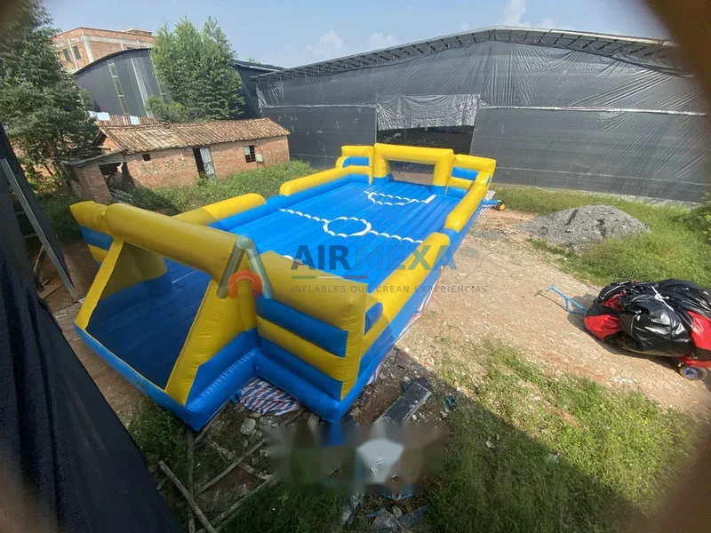 Cancha inflable de fútbol jabón con paredes altas instalada en evento al aire libre