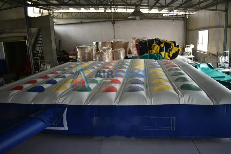 Juego inflable Twister gigante con círculos de colores instalado en evento