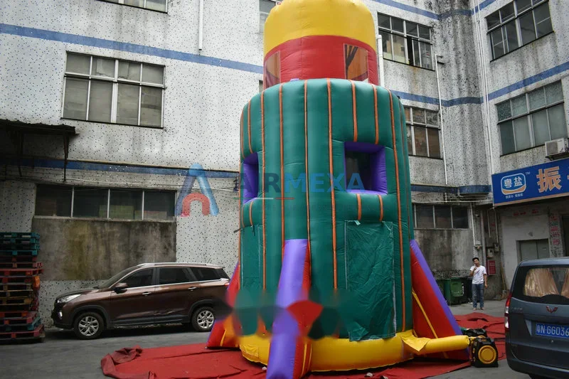 Juego inflable Rocket Parachute con grupo de jugadores lanzando el cohete al aire