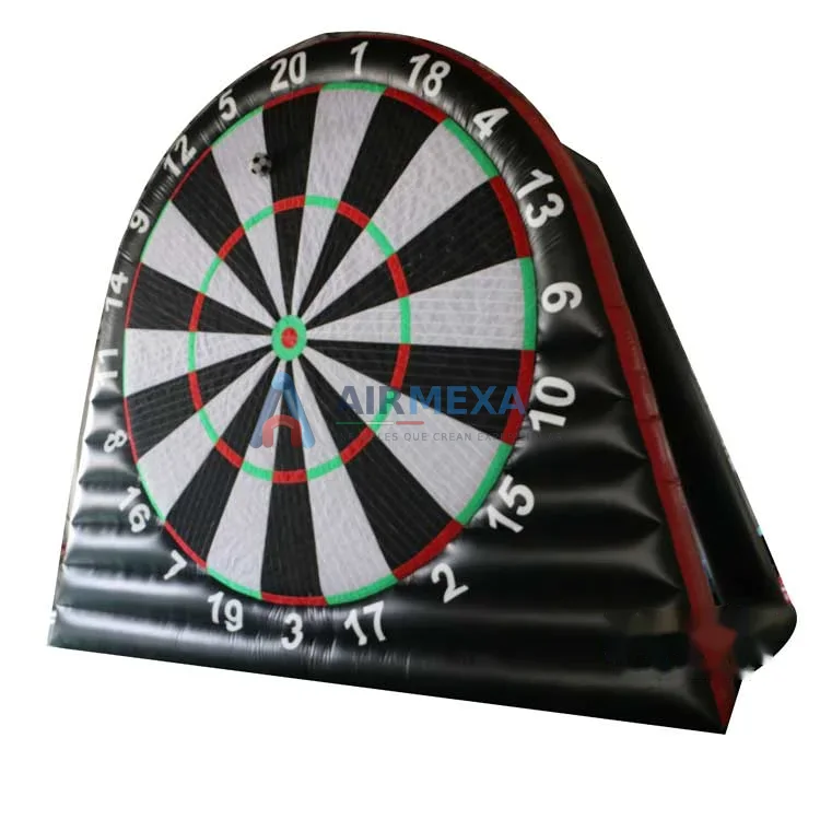 Juego inflable de dardos de futbol montado en evento con jugador pateando al tablero