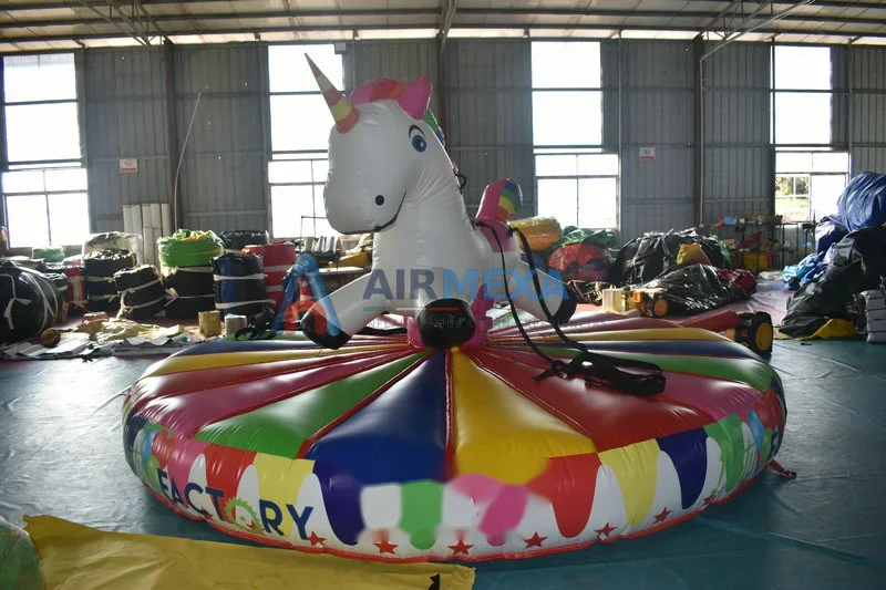 Juego inflable de rodeo bungee con toro y unicornio en evento al aire libre