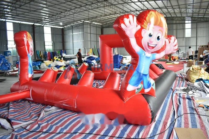 Juego interactivo inflable compacto instalado para evento en espacio reducido