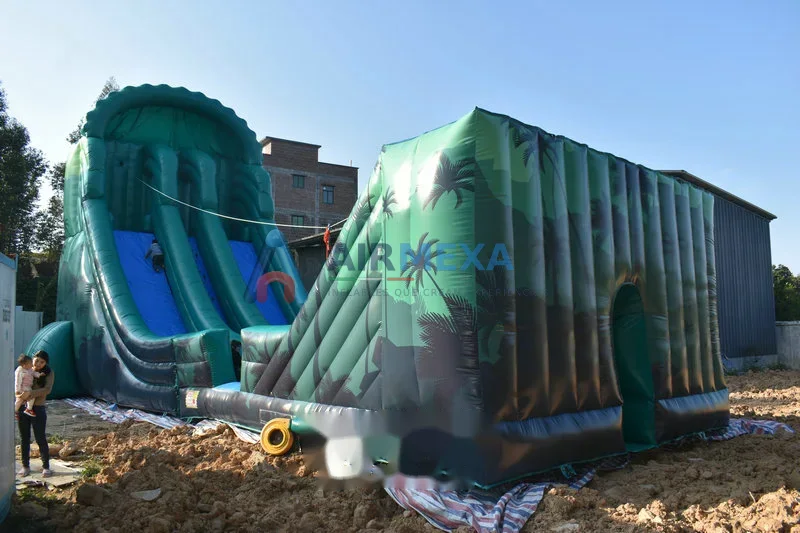 Tirolesa inflable temática de jungla con torres altas instalada en evento al aire libre