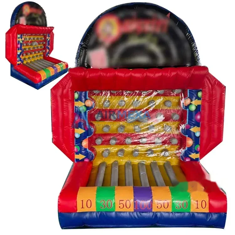 Juego inflable Plinko interactivo instalado en evento con participante soltando ficha