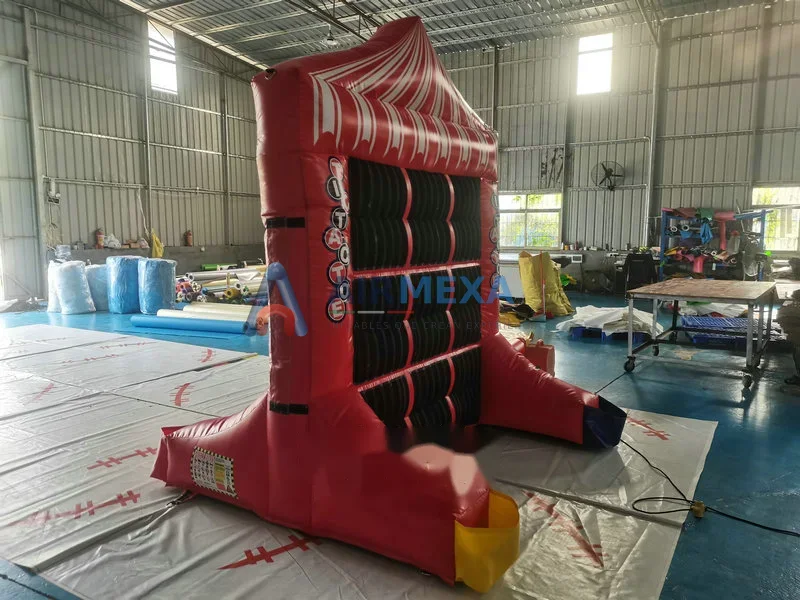 Juego inflable Tic Tac Toe gigante instalado en evento con jugadores lanzando pelotas