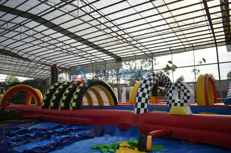 Pista de obstáculos inflable de 30 metros con participantes compitiendo en evento