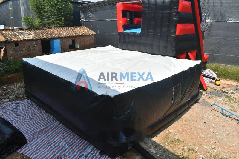 Torre inflable Freefall con plataforma elevada y colchón de aire para saltos