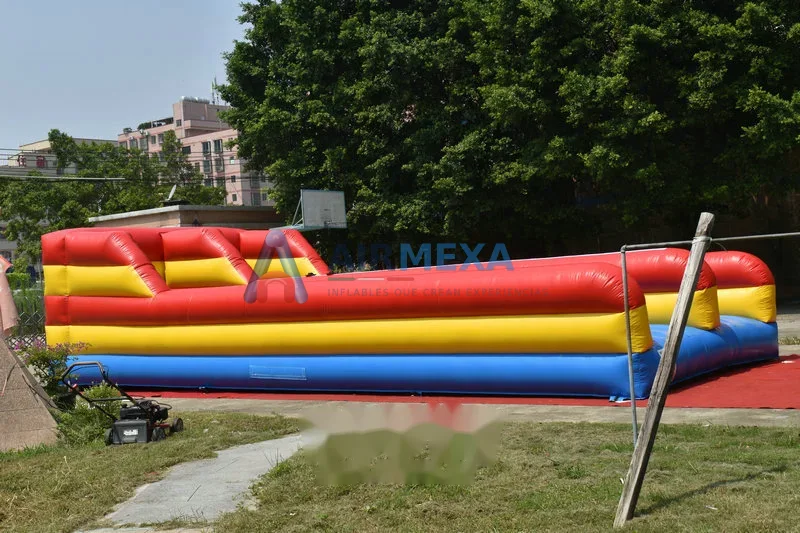 Bungee Run inflable de dos carriles con jugadores compitiendo en evento
