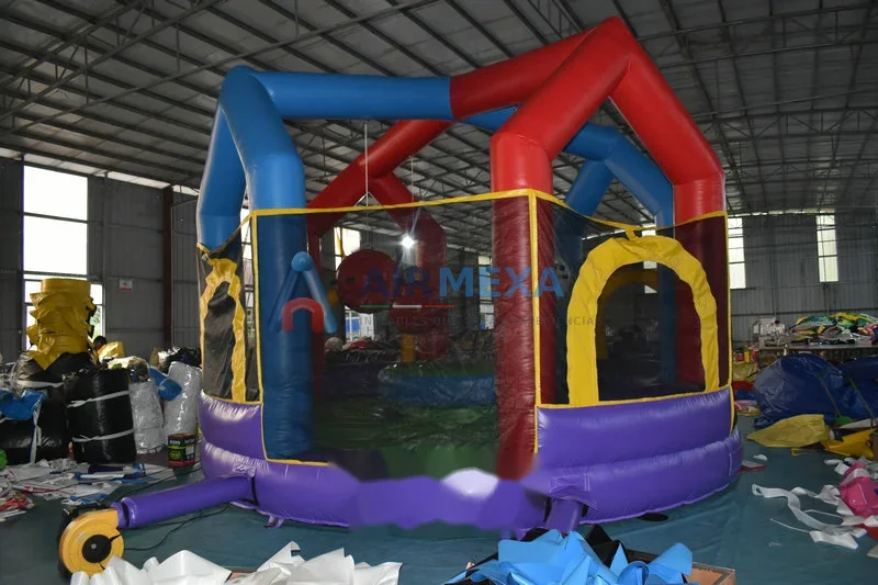 Juego inflable de justa con bola wrecking ball colgante entre dos plataformas