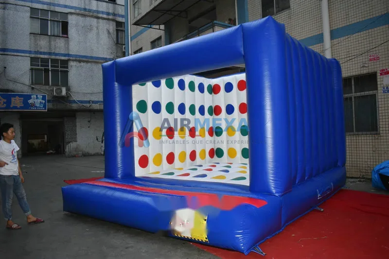 Juego inflable Twister 3D de colores instalado en evento con jugadores