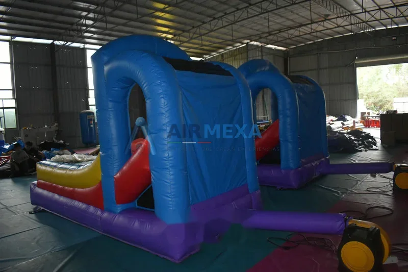Skee Ball inflable comercial instalado en evento con jugador lanzando pelota
