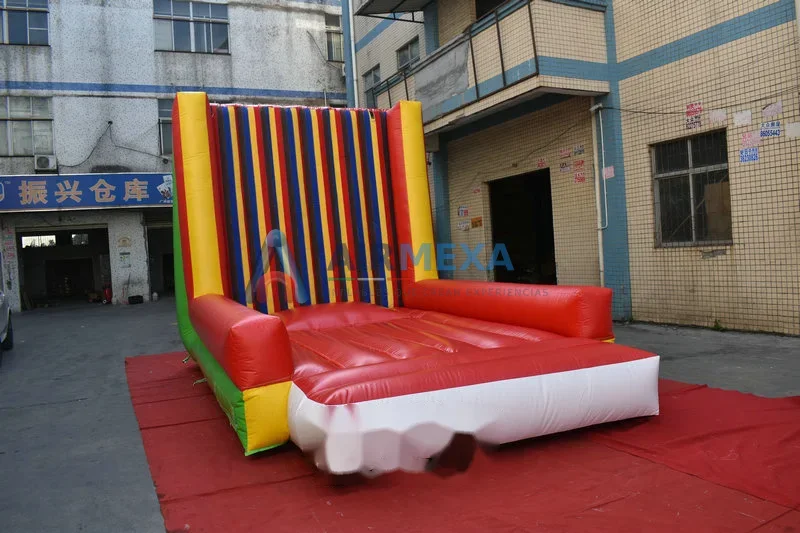 Muro de velcro inflable comercial con trampolín en evento al aire libre