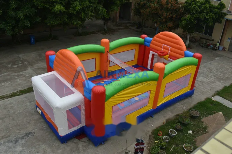 Arena deportiva inflable combo con varias estaciones de juego montada en evento