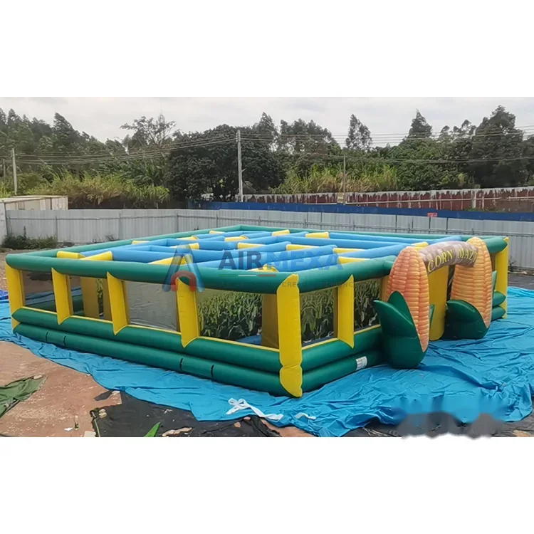 Laberinto inflable gigante tipo maizal instalado para evento comercial