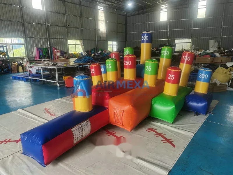 Juego inflable Ring Toss gigante con aros y postes de distinta altura en evento