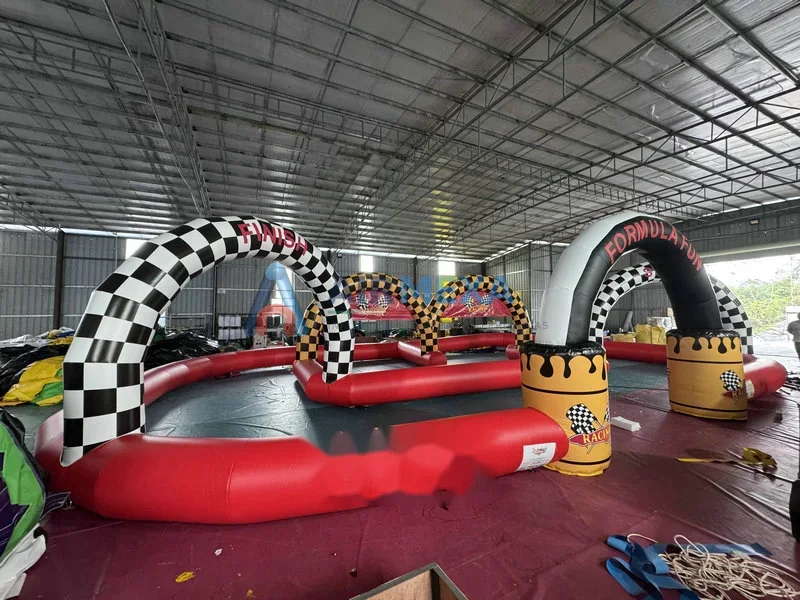 Pista inflable para carritos chocones con paredes de contención en evento