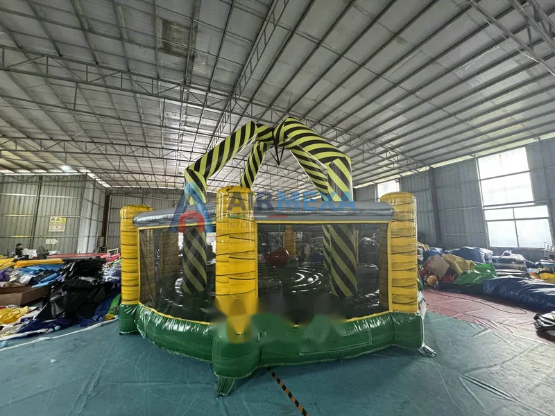 Juego inflable Wrecking Ball con jugadores sobre plataformas y bola central