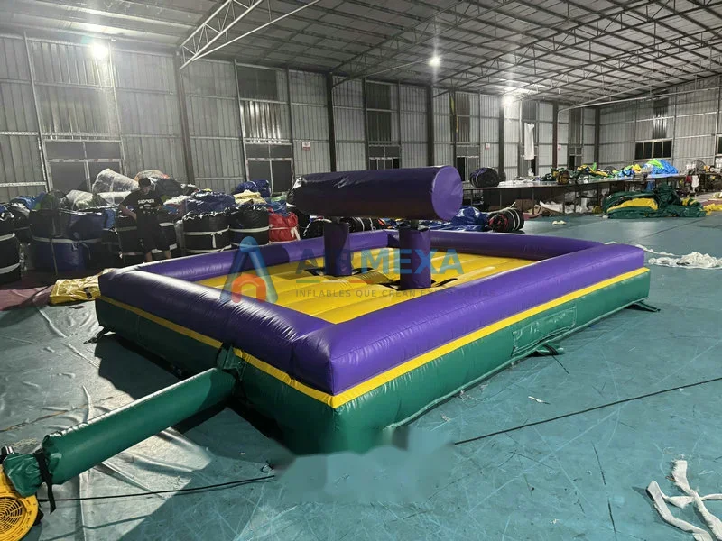 Arena inflable de gladiadores con dos jugadores en duelo sobre pedestales elevados