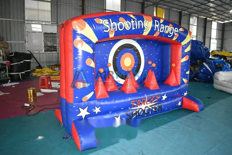 Panel inflable de tiro al blanco con dardos instalado en evento
