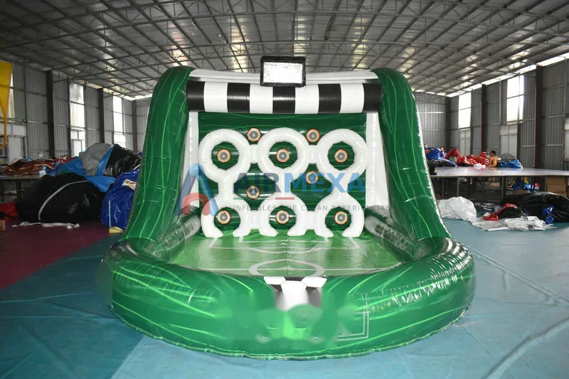 Juego inflable Soccer Challenge con aberturas para anotar goles en evento