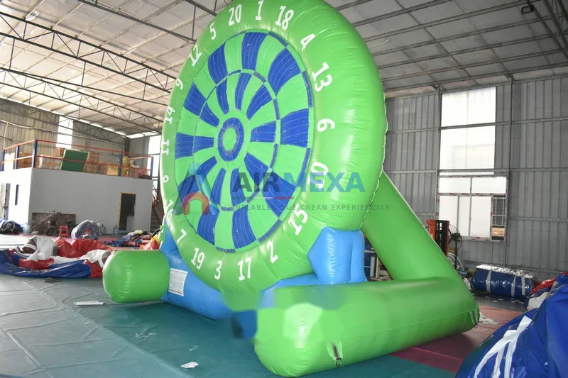 Diana inflable de fútbol velcro de 4.5 metros instalada en evento con balones adheridos
