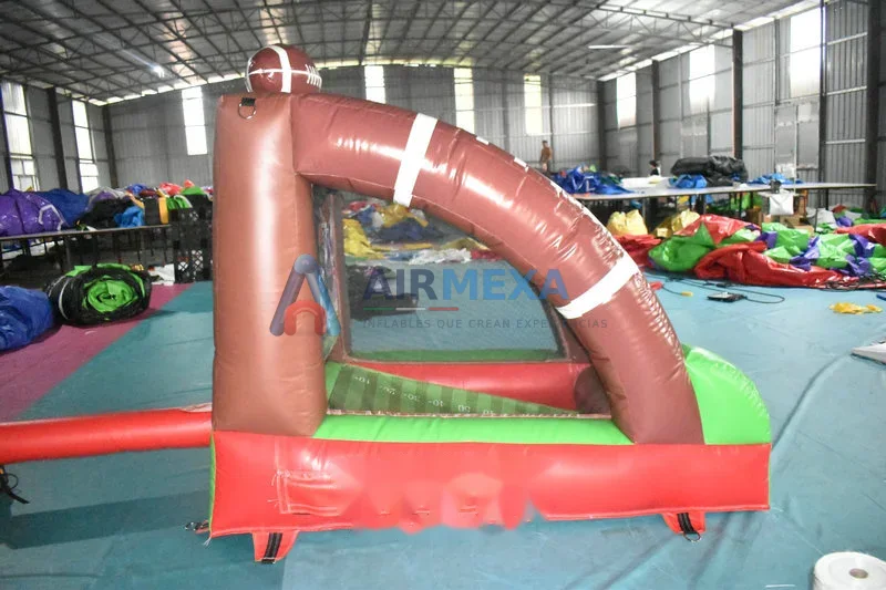 Juego inflable con forma de balón de fútbol americano y rugby en evento deportivo