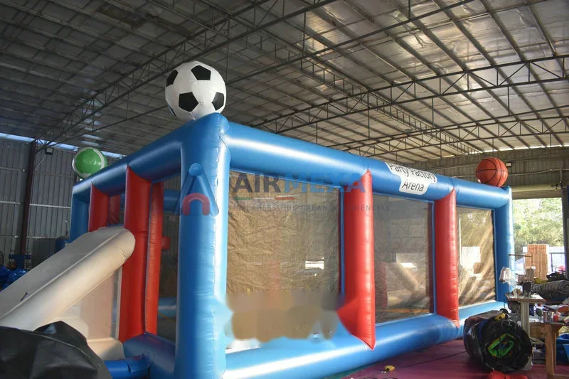 Cancha inflable 3 en 1 con áreas de fútbol, básquetbol y tenis en evento deportivo