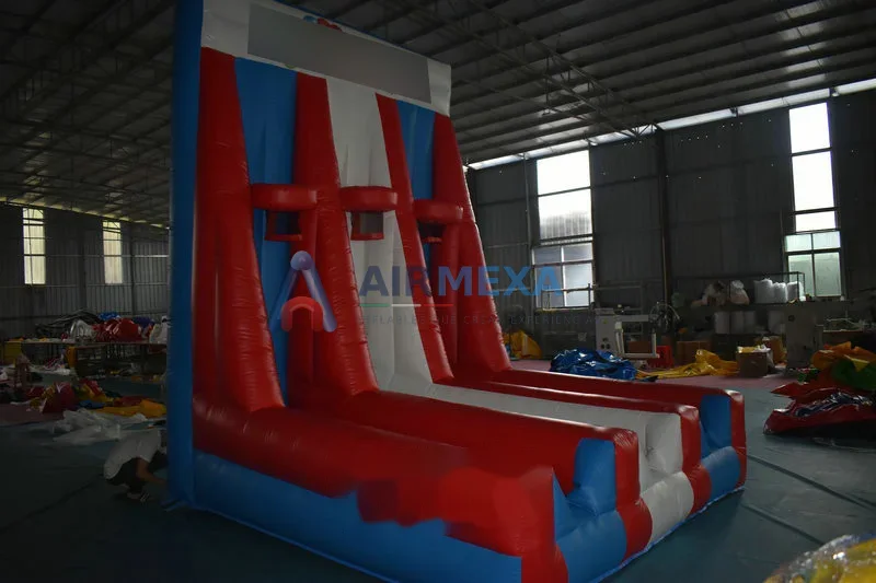 Juego inflable de tiros de básquetbol con aros, montado en evento al aire libre