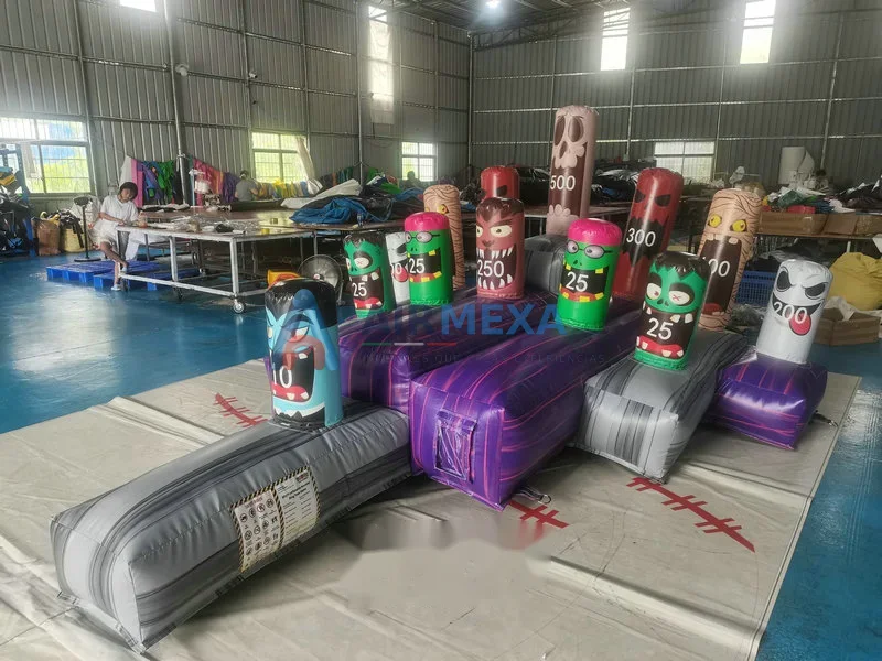 Juego inflable de tiro de aros con temática de monstruo instalado en fiesta