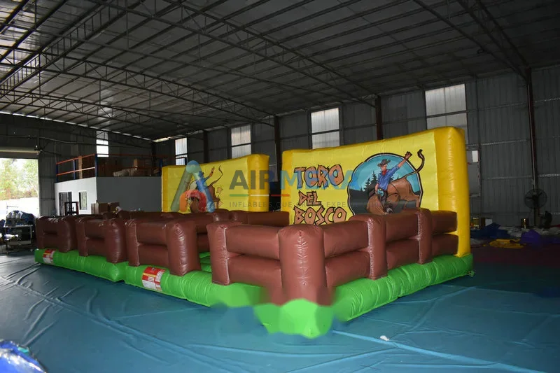 Colchón inflable de seguridad rodeando la base de un toro mecánico en evento