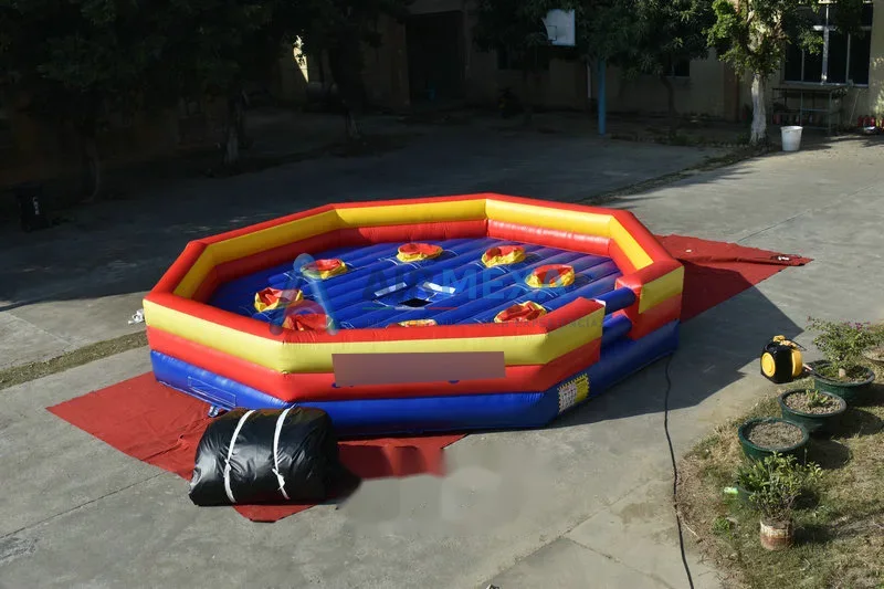 Juego inflable Meltdown de 8 jugadores con brazo giratorio en operación