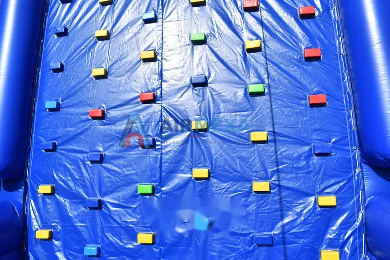 Muro de escalada inflable comercial de 7.2 metros de altura instalado en evento