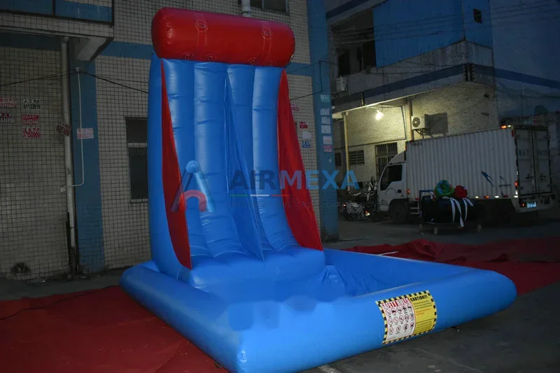 Ruleta inflable con tanque de gunge instalada en evento con participante