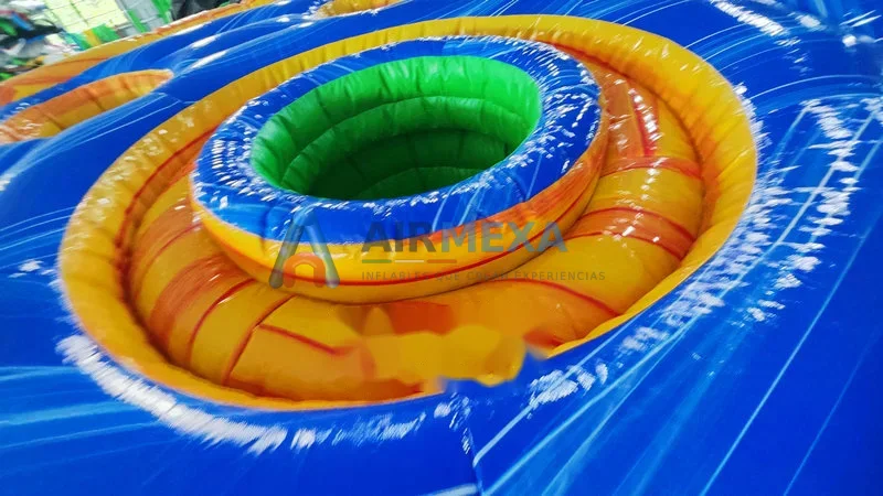Juego inflable Whack a Mole humano con jugadores asomados por las ventanas