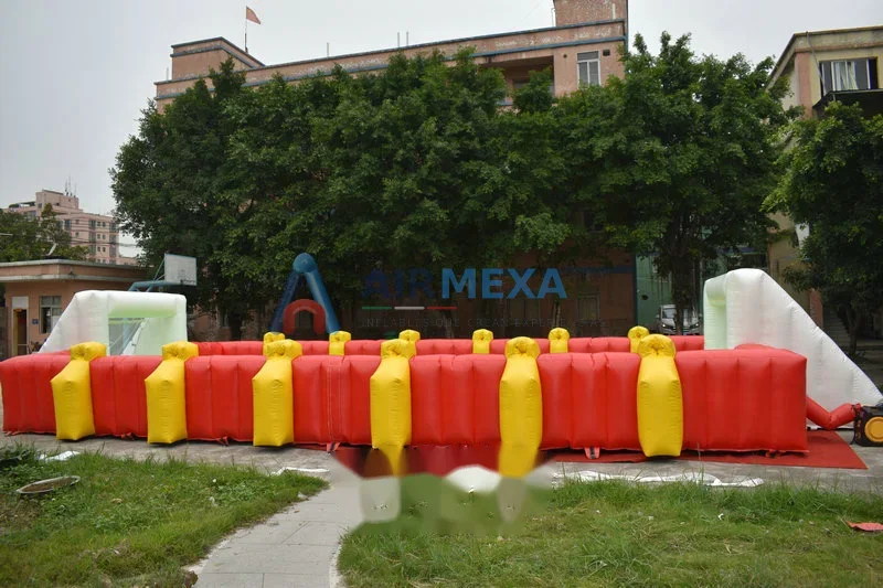 Cancha inflable de futbolito humano con divisiones de carril en evento corporativo