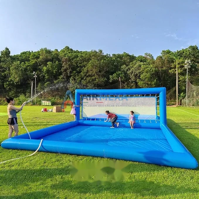 Cancha de voleibol inflable instalada en alberca con red central y jugadores