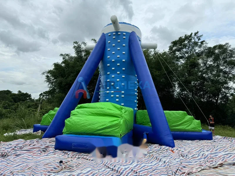 Muro de escalar inflable Free Klimb de 8.5 metros de altura instalado en evento