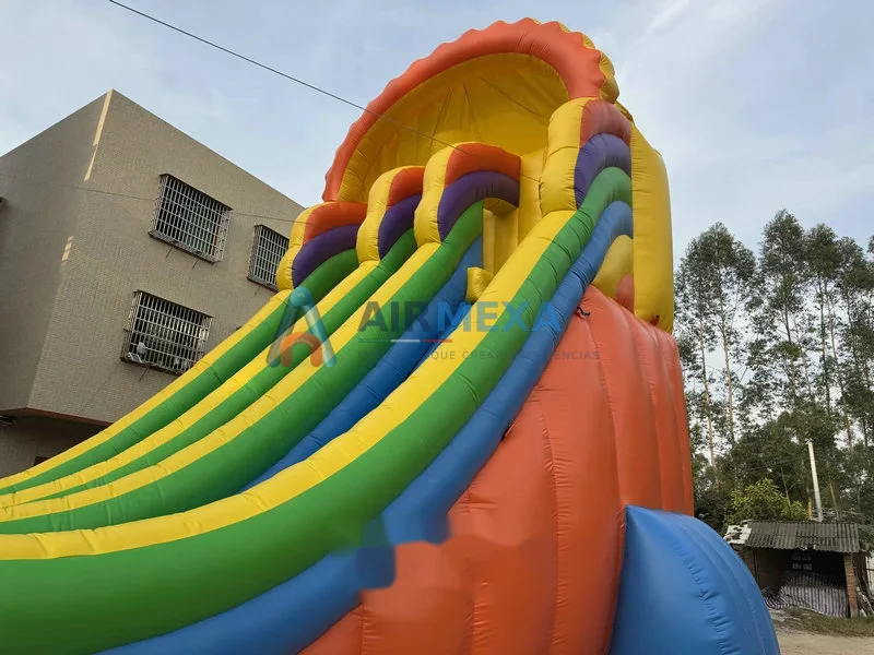 Tirolesa inflable gigante de 17 metros instalada en un evento masivo al aire libre