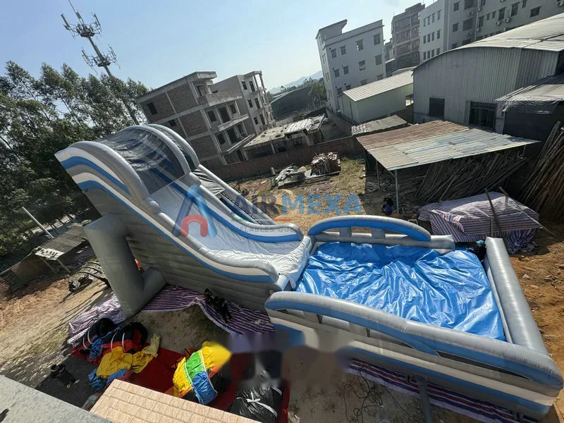 Resbaladilla inflable gigante de 10 metros montada en un evento masivo al aire libre