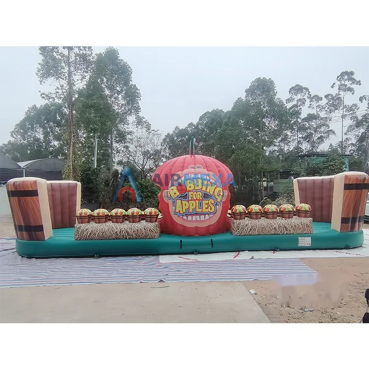 Juego inflable bungee de dos carriles con jugadores en arnés compitiendo por alcanzar manzanas