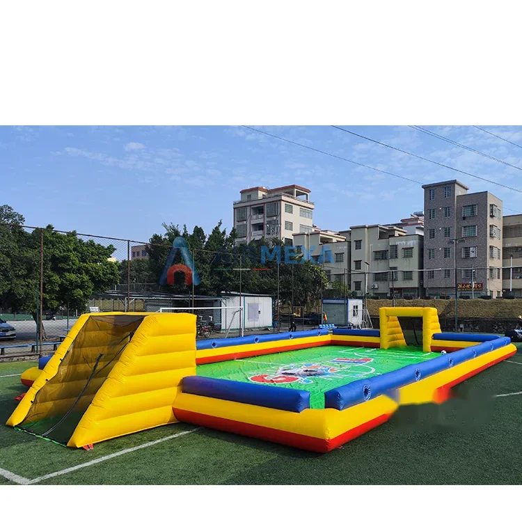 Cancha de fútbol inflable grande de 20x10 metros instalada al aire libre
