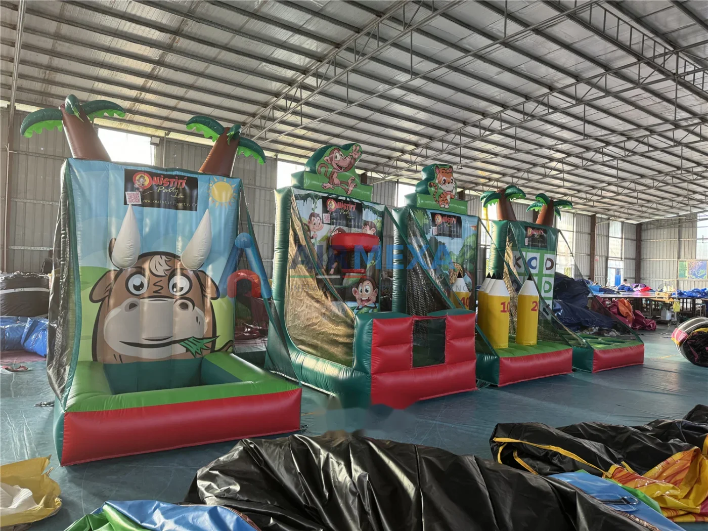 Juego inflable Ring Toss de lápices 4 en 1 instalado en feria