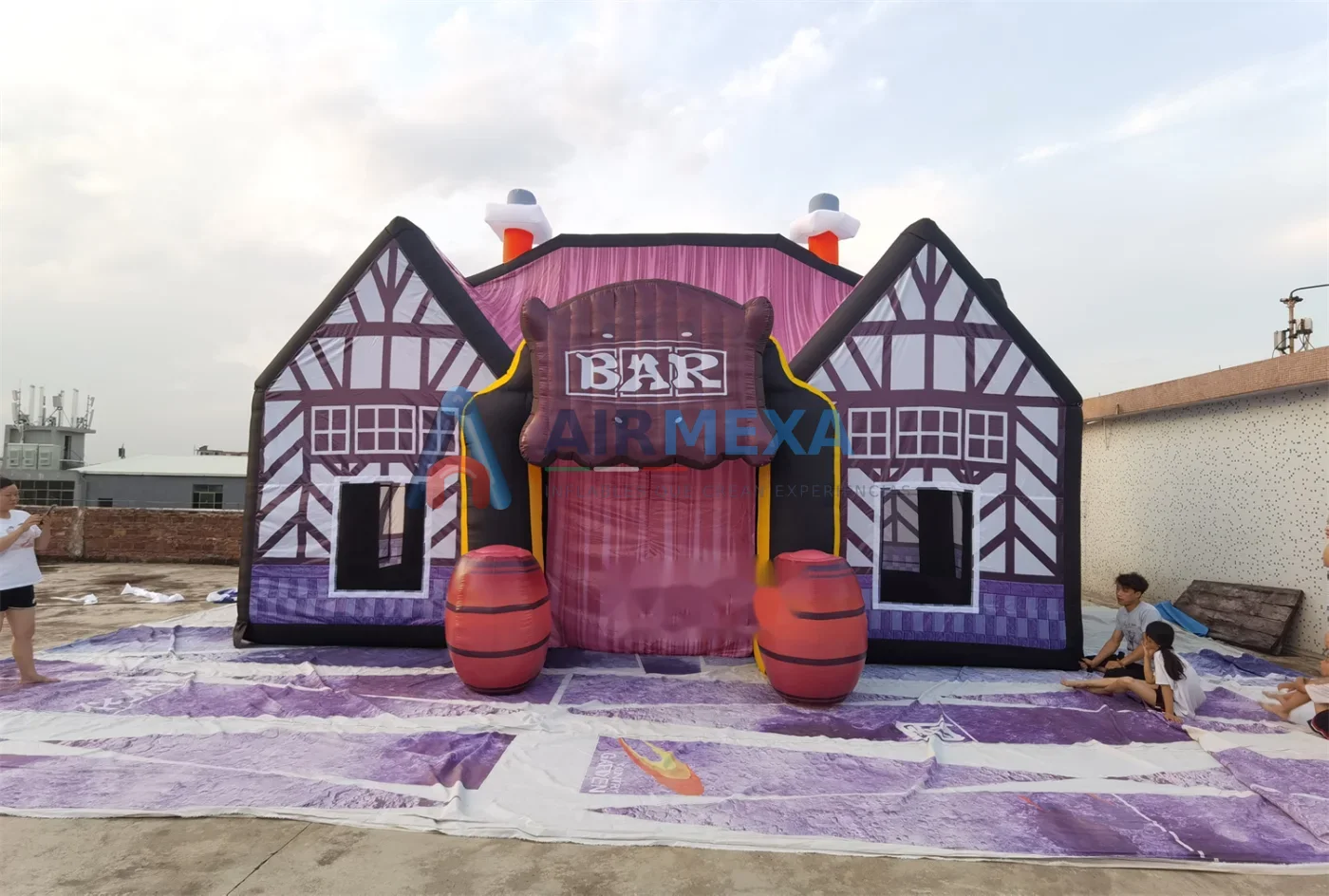Carpa inflable tipo pub instalada en evento con barra y área techada
